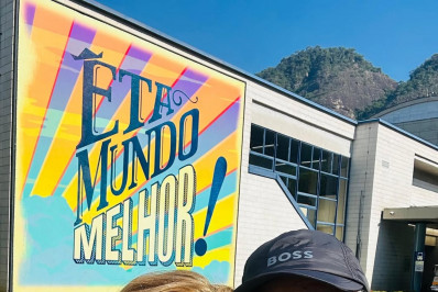 Debora Bloch reencontra Ary Fontoura com direito a beijinho e declaração