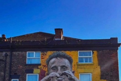 Artista inglês faz mural em homenagem a Diogo Jota perto do estádio do Liverpool