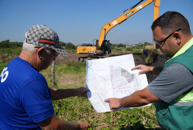 Limpa Rio realiza limpeza em canal do Jardim Catarina
