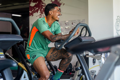 John Kennedy participa de treino com elenco do Fluminense e celebra volta: 'Muito feliz'