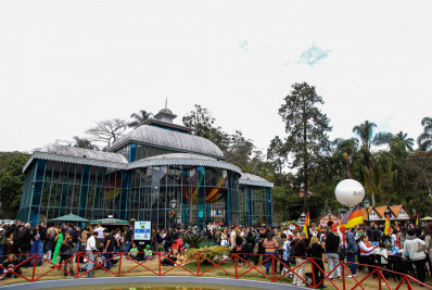 Bauernfest 2025: mais de 5 mil kg de salsichões e 135 mil litros de chope e cervejas artesanais foram consumidos