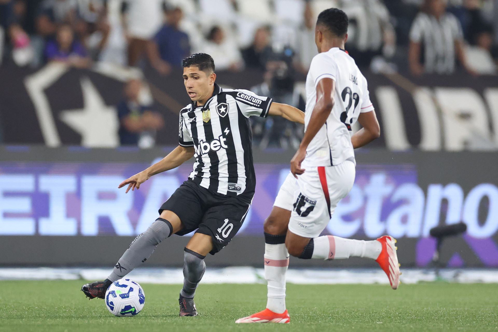 Savarino. Botafogo x Vitoria pelo Campeonato Brasileiro no Estadio Nilton Santos. 16 de Julho de 2025, Rio de Janeiro, RJ, Brasil. Foto: Vitor Silva/Botafogo.  - Vítor Silva/Botafogo