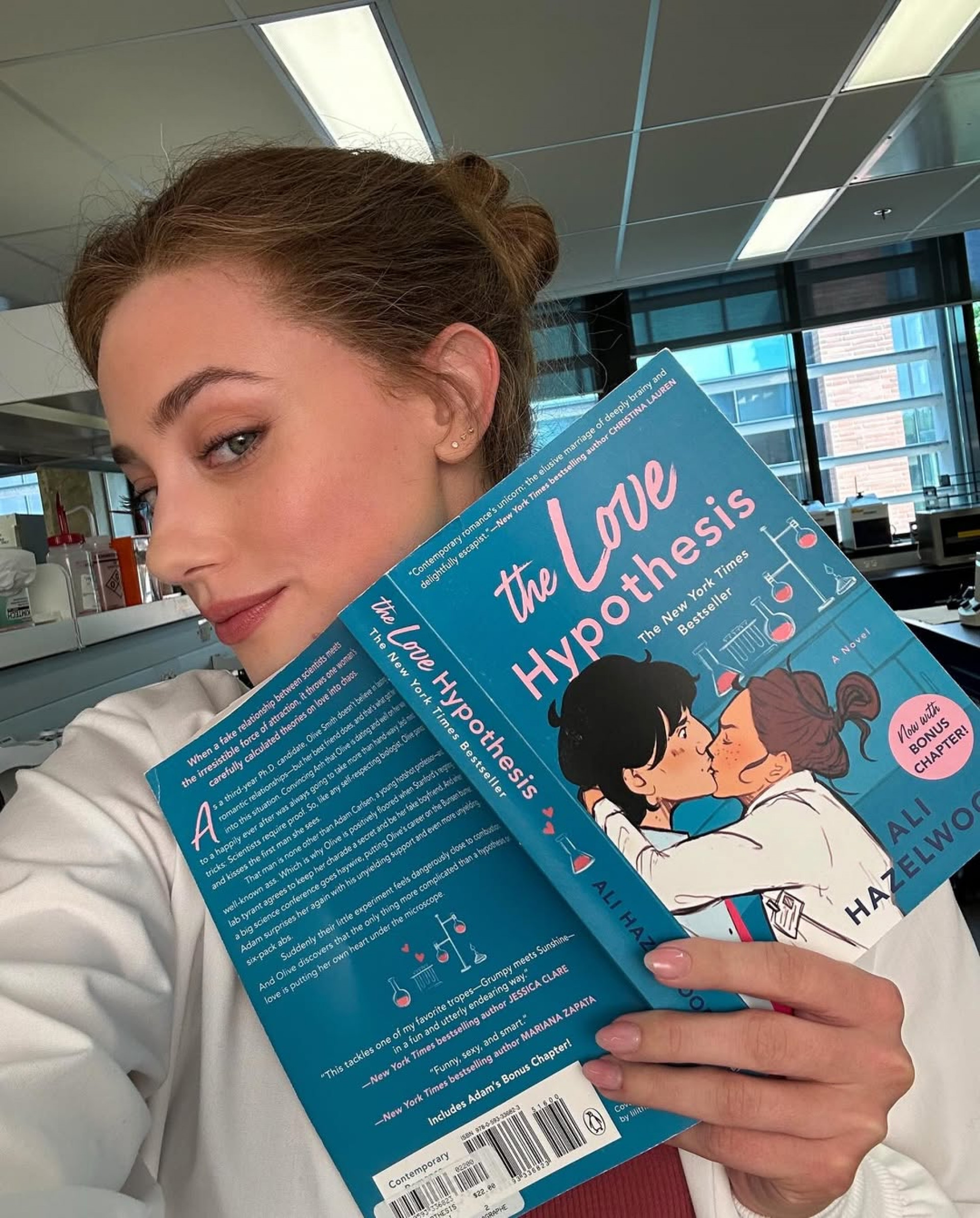 Lili Reinhart será Olive Smith na adaptação de 'A Hipótese do Amor' - Reprodução / Instagram