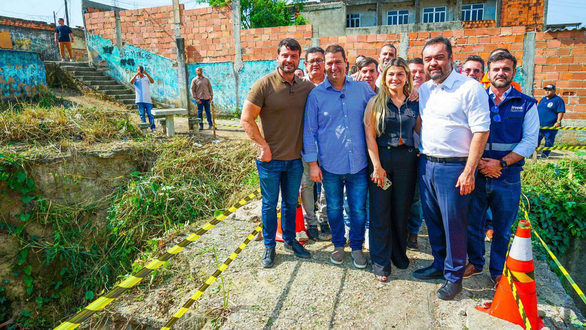 Comitiva anunciou as obras do programa do Governo, Limpa Rio Margens, que revitaliza&ccedil;&atilde;o o bairro Jardim Noya - PMSJM/Gilberto Rocha