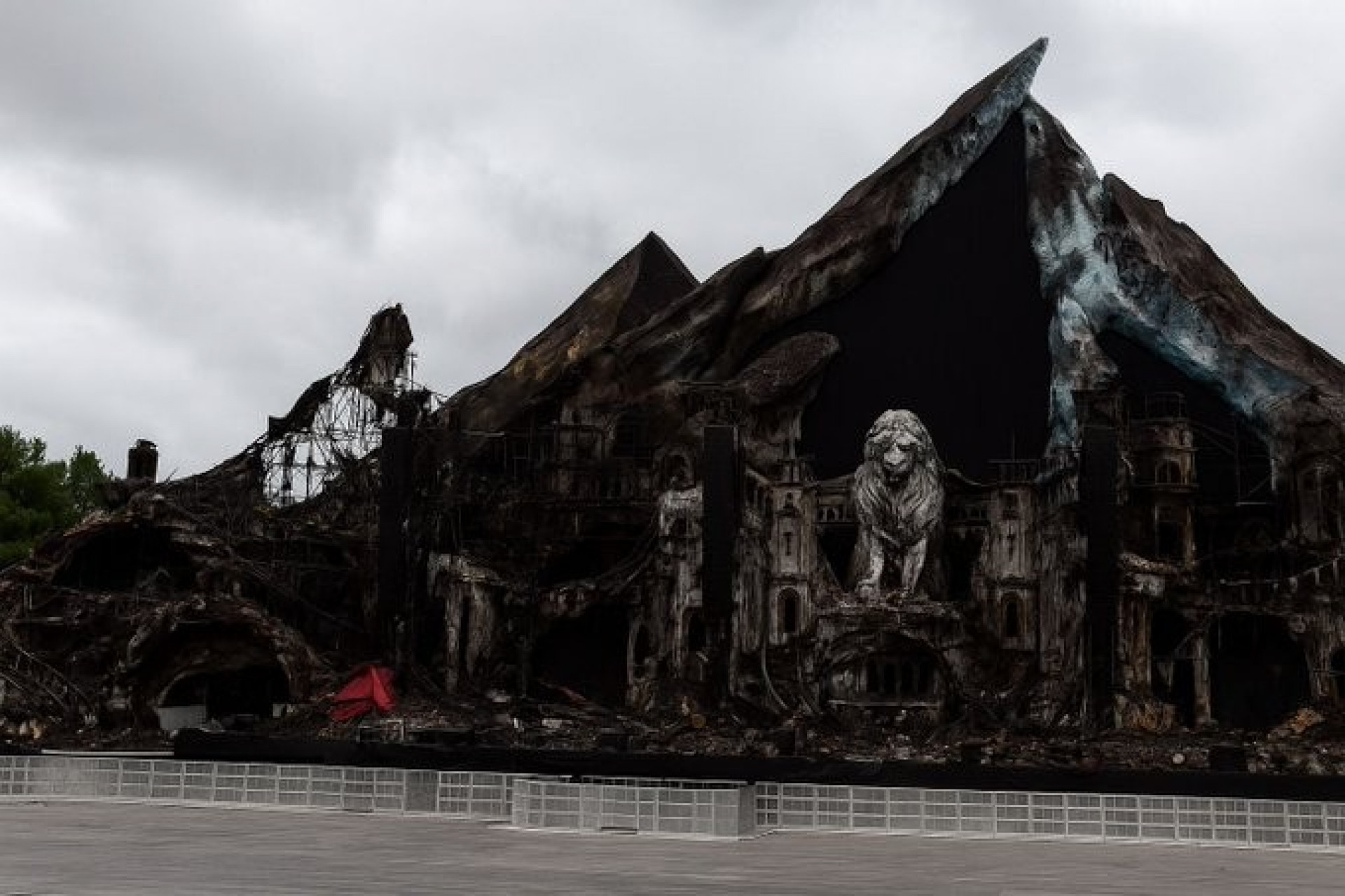 Palco principal do Tomorrowland Bélgica ficou destruído após ser atingido por incêndio - Reprodução / X