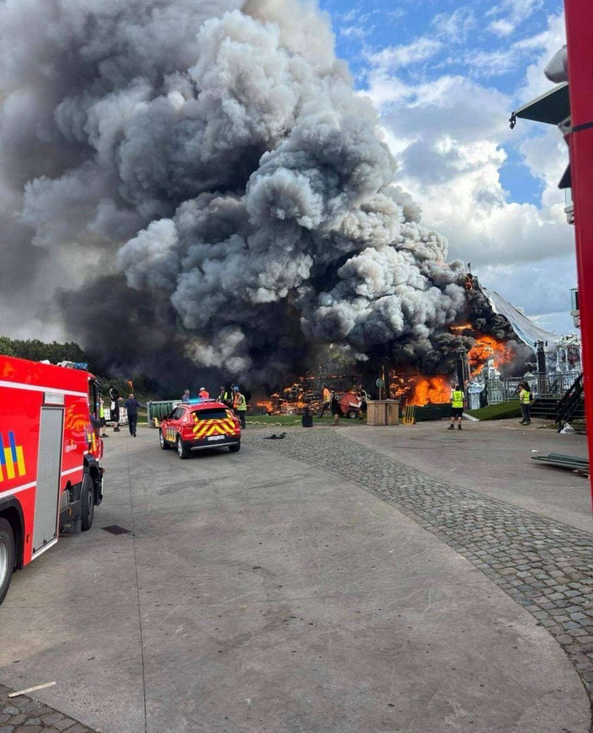 Palco principal do Tomorrowland Bélgica ficou destruído após ser atingido por incêndio - Reprodução / X
