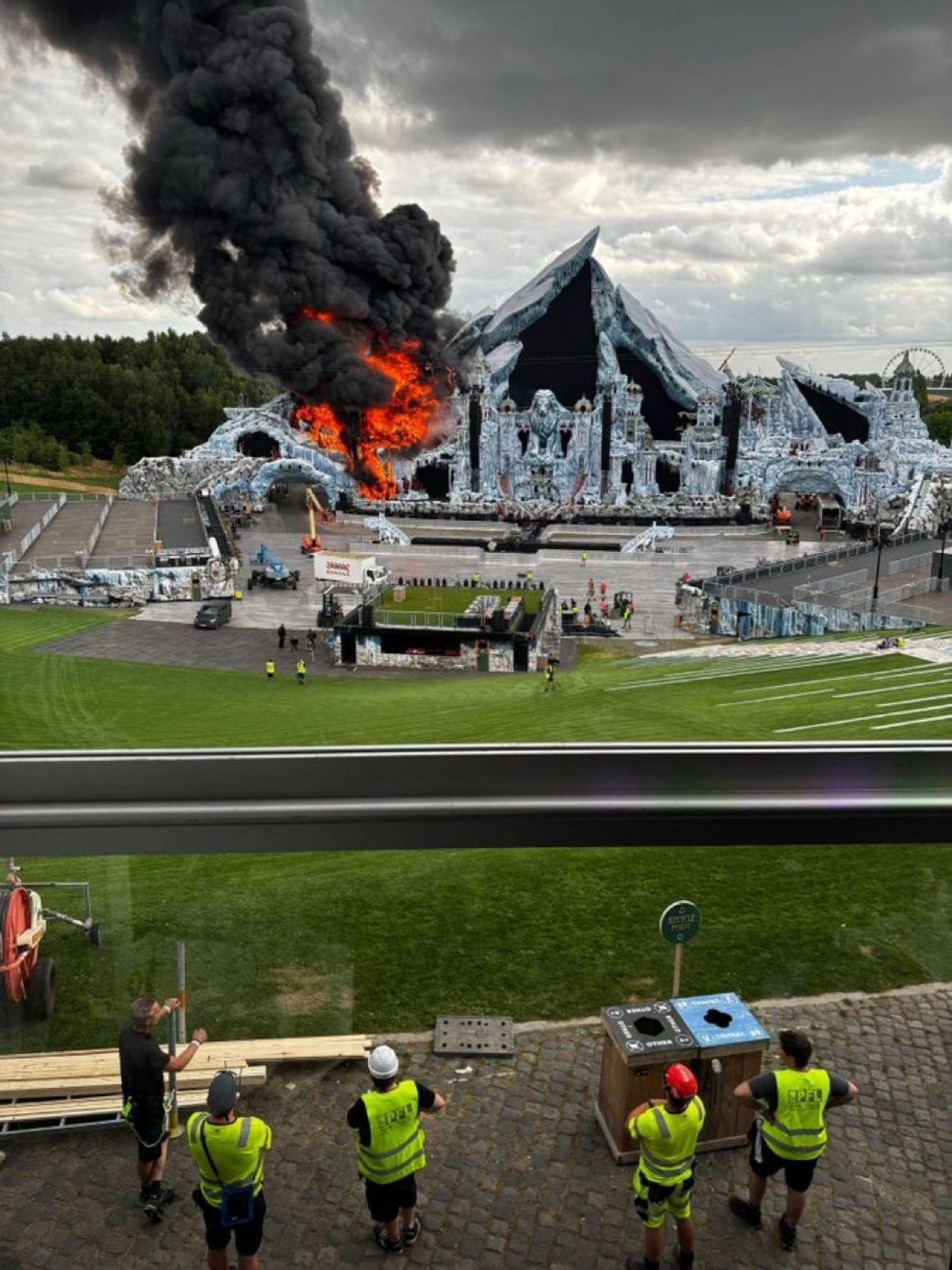 Palco principal do Tomorrowland Bélgica ficou destruído após ser atingido por incêndio - Reprodução / X