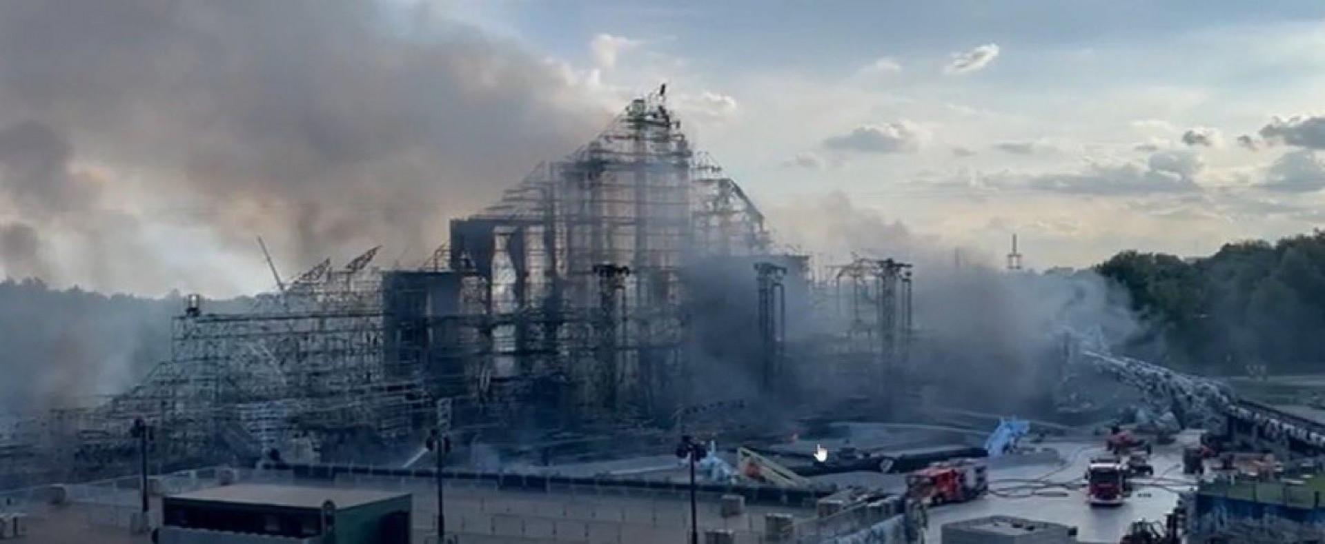 Palco principal do Tomorrowland Bélgica ficou destruído após ser atingido por incêndio - Reprodução / X