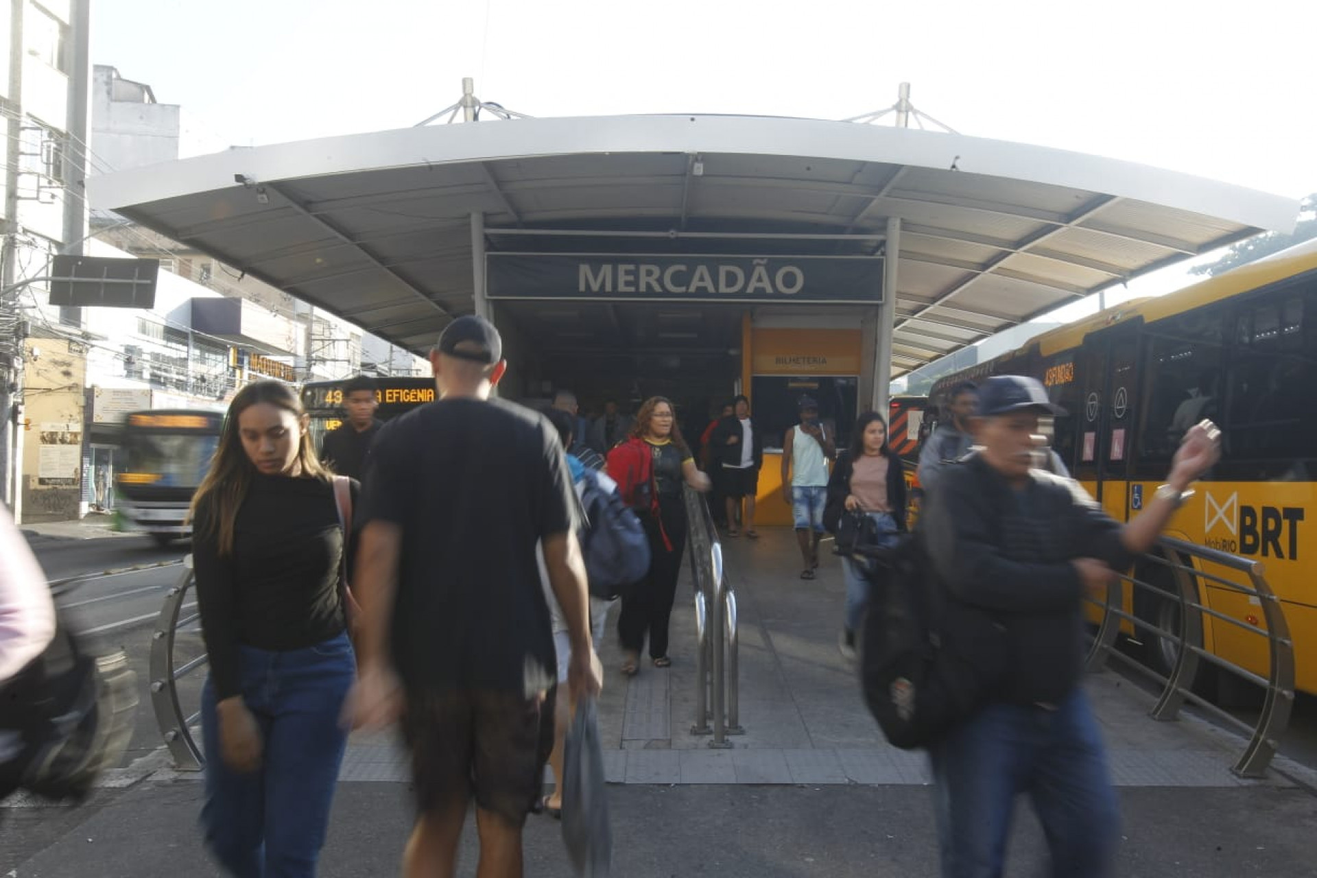 Moradores retomam rotina em Madureira após operação que teve sequestro de ônibus - Reginaldo Pimenta/Agência O DIA