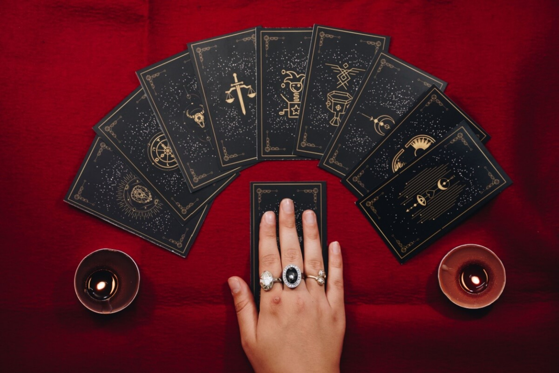 O tarot traz mensagens especiais para os nativos de cada signo (Imagem: Noody | Shutterstock)