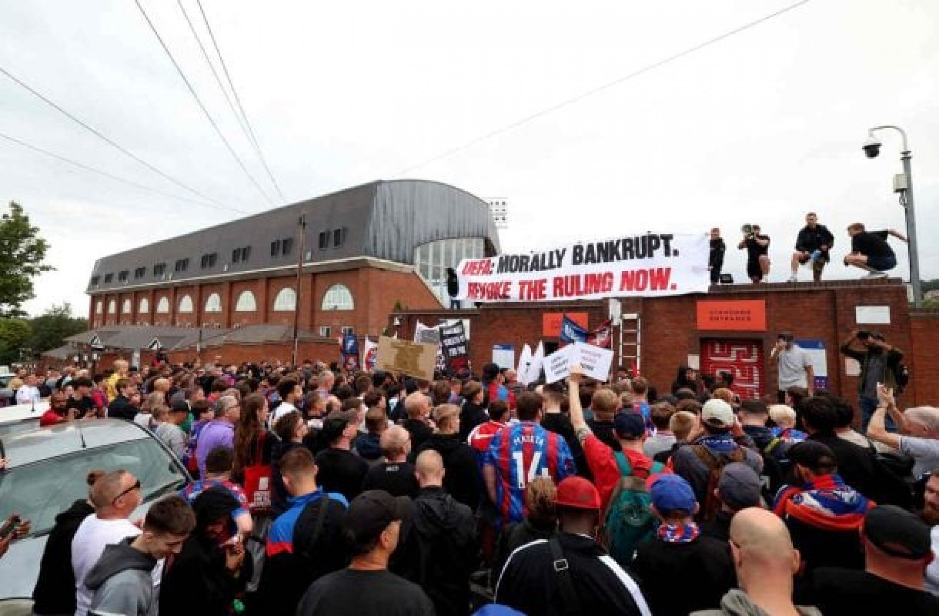 Torcedores do Crystal Palace fazem protesto contra a Uefa por exclusão de torneio