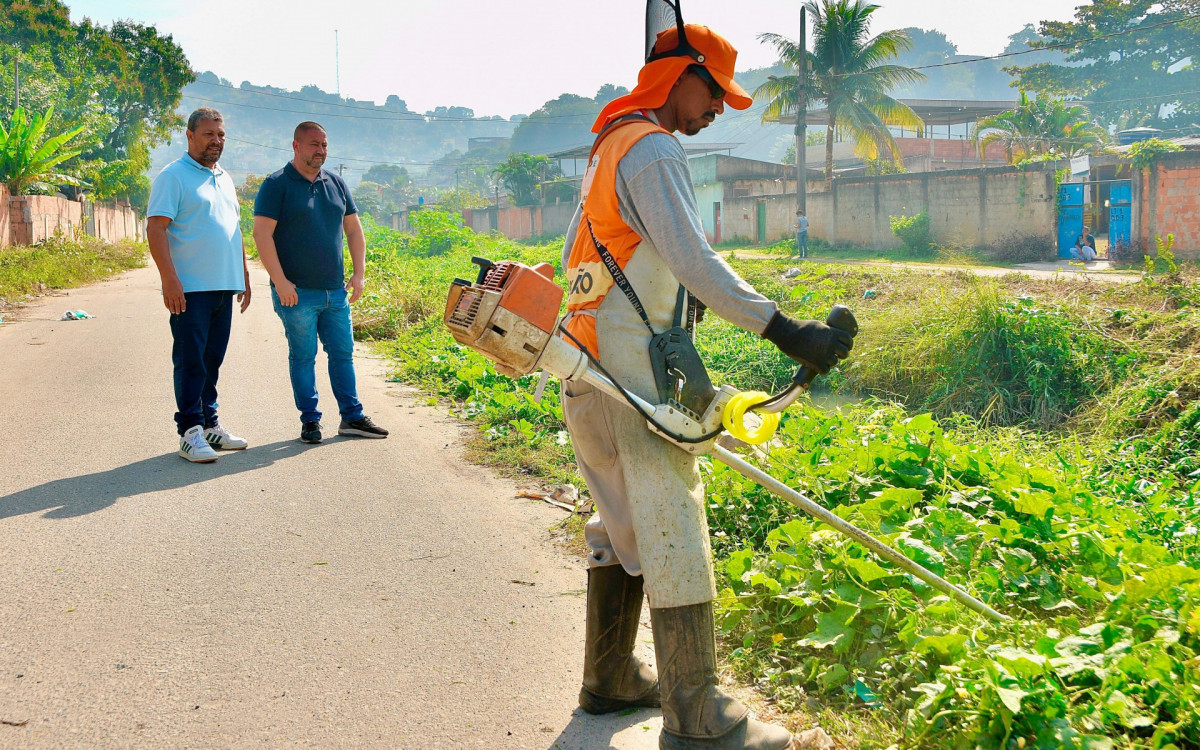 O vereador Nuna, morador do bairro e o secretário Christiano Pontes observam a limpeza sendo feita