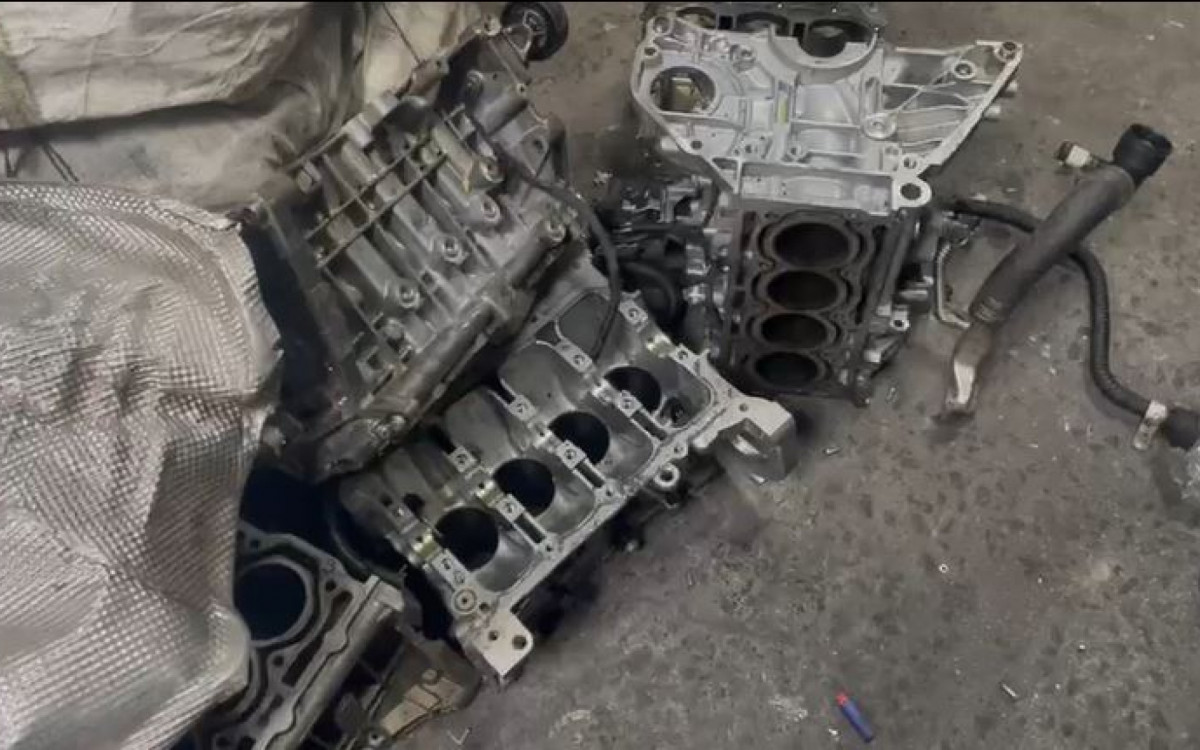 Agentes encontraram cerca de 10 toneladas de material metálico irregular em ferro-velho no Complexo da Pedreira
