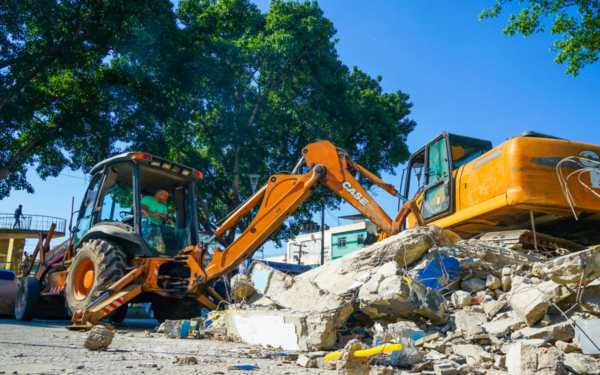 Prefeitura de Meriti remove estrutura desativada na Praça da Matriz para requalificar espaço público

