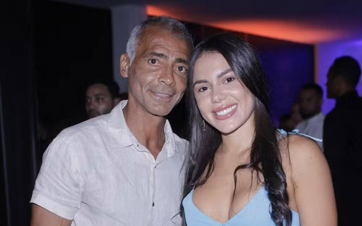 Seguem apaixonados! Romário tem jantar romântico com namorada de 22 anos