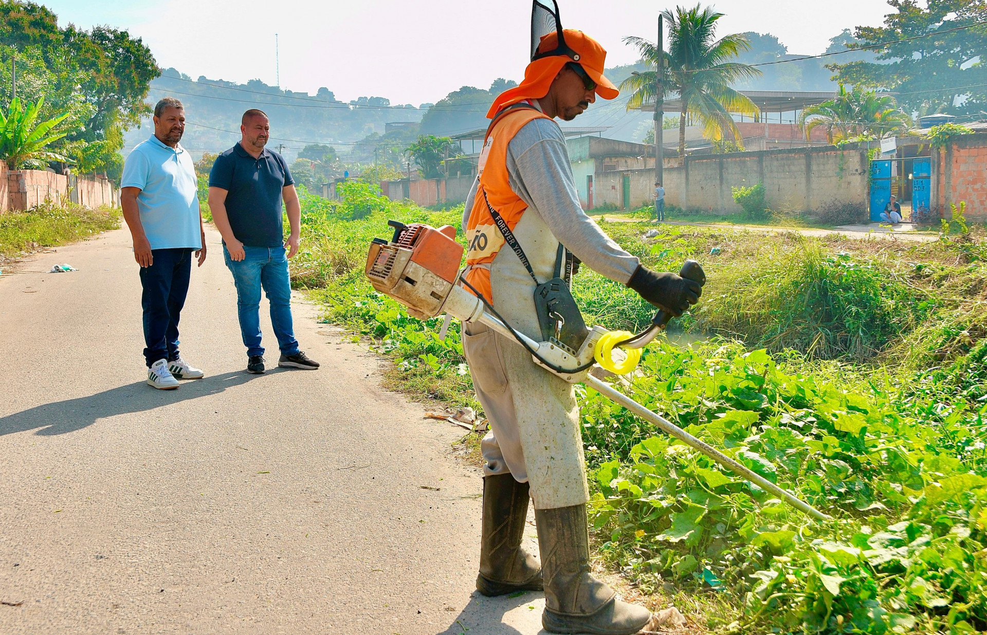 O vereador Nuna, morador do bairro e o secret&aacute;rio Christiano Pontes observam a limpeza sendo feita - Jeovani Campos / PMBR
