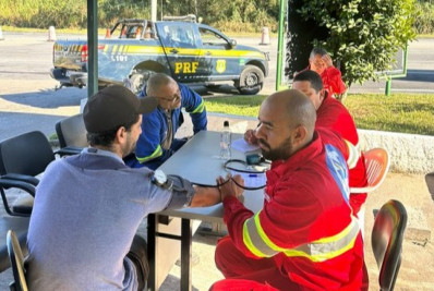 PRF realiza ação de saúde e conscientização na BR-040, em Areal