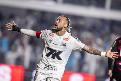 Neymar volta a marcar no Brasileirão após 13 anos e mantém fama de 'carrasco' do Flamengo