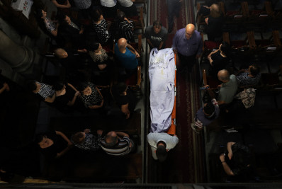 Israel pede desculpas após ataque a igreja católica que matou 3 pessoas em Gaza