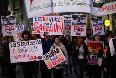 Milhares de pessoas protestam na Argentina por cortes em sistema de saúde pública