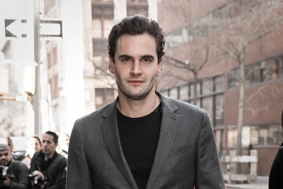 Tom Bateman será Adam Carlsen na adaptação de 'A Hipótese do Amor', de Ali Hazelwood