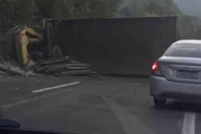 Duas pessoas ficam gravemente feridas após caminhão tombar na descida da Serra de Petrópolis