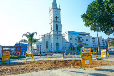 Prefeitura remove estrutura desativada na Praça da Matriz, em Meriti