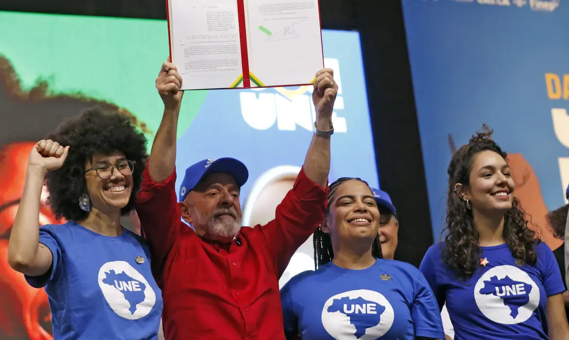 Em evento com Lula, UNE critica arcabouço e pede mais gastos com educação