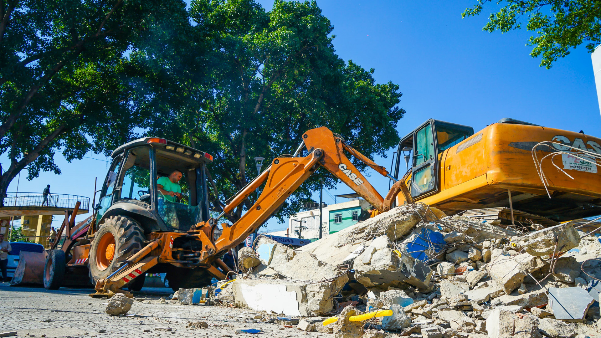Prefeitura de Meriti remove estrutura desativada na Pra&ccedil;a da Matriz para requalificar espa&ccedil;o p&uacute;blico   - PMSJM/Gilberto Rocha