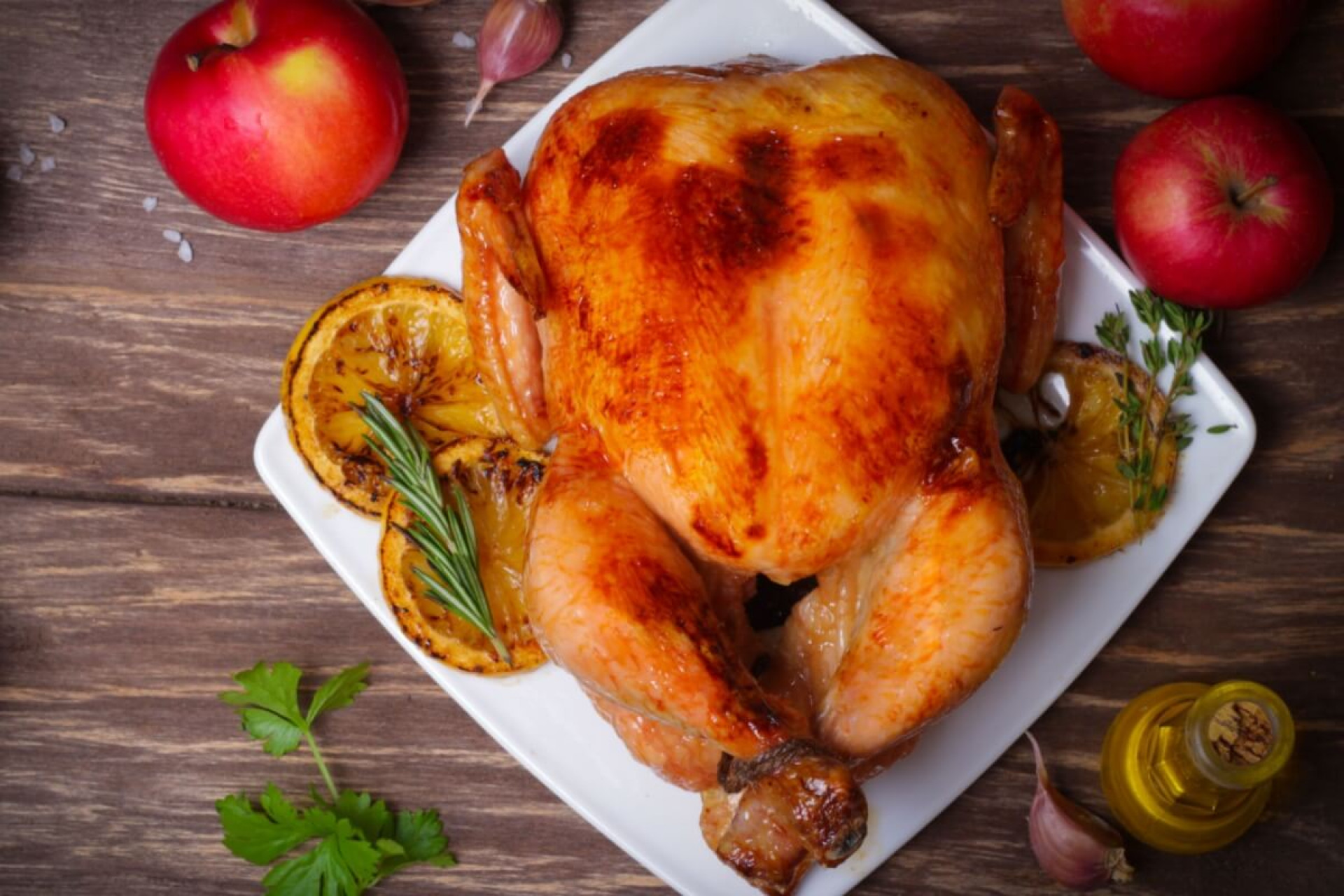 Frango assado com laranja e ma&ccedil;&atilde; (Imagem: shakim888
| Shutterstock)