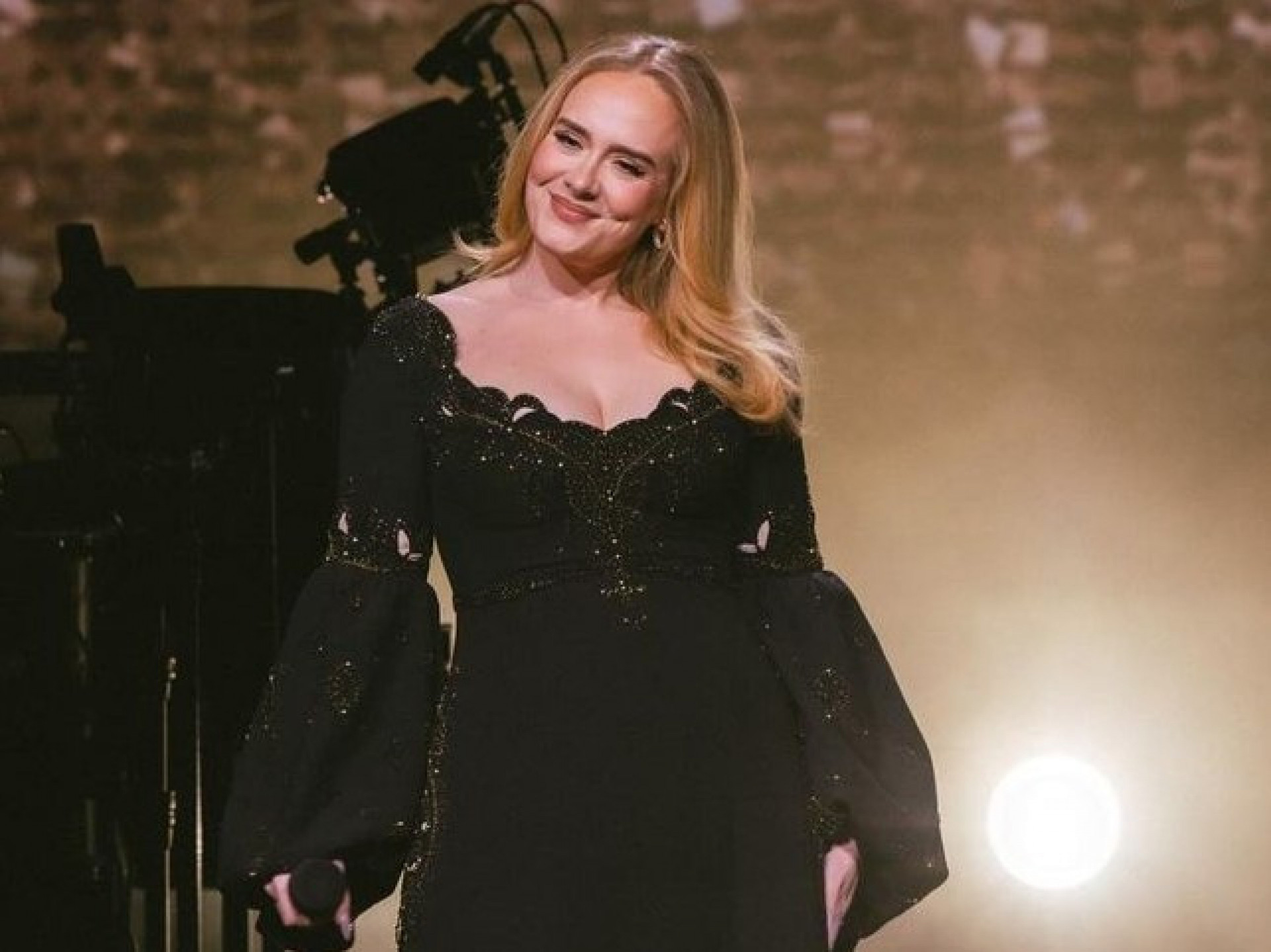 Adele é acusada de usar melodia de 'Mulheres' na canção 'Million years ago' - Reprodução/Instagram