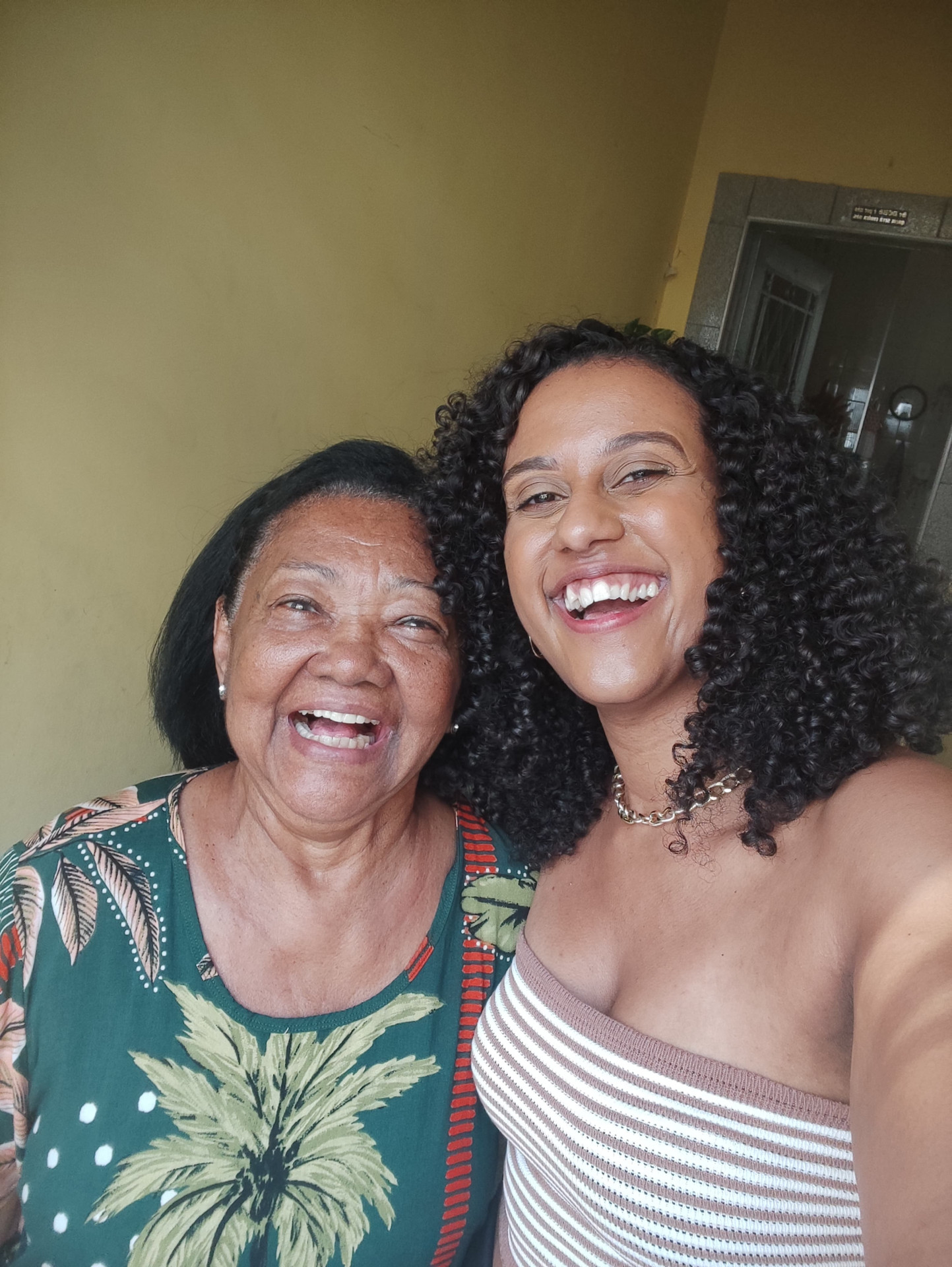 Atualmente, a universitária faz questão de ajudar a avó nos estudos - Arquivo pessoal