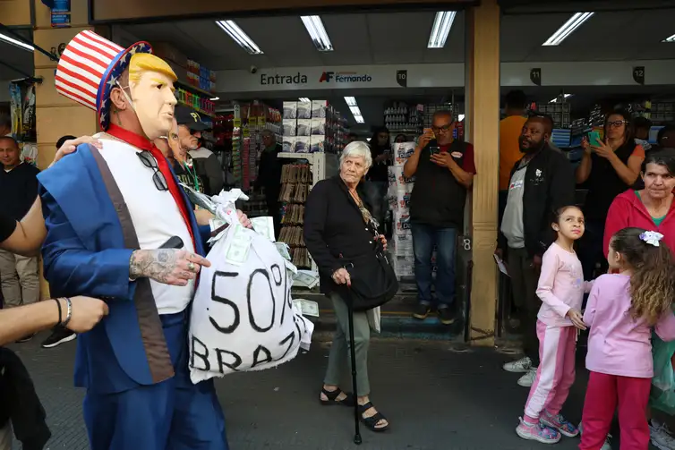 Manifestação dos comerciários da 25 de março, com organização do sindicato dos comerciários de São Paulo, contra medidas do presidente dos Estados Unidos, Donald Trump
