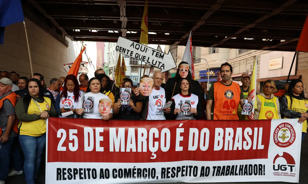 Ato de trabalhadores na 25 de Março repudia interferência de Trump