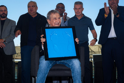 Parreira coloca os pés na Calçada da Fama do Maracanã: 'Feliz e orgulhoso'