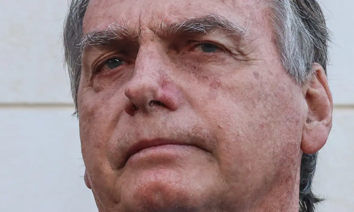 PF aponta movimentação de R$ 30 milhões em contas de Bolsonaro e repasses a Eduardo e Michelle
