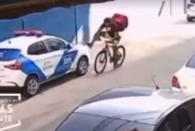 Vídeo: Homem é preso após chutar retrovisor de viatura em Caxias