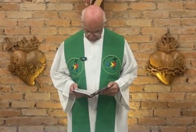 Padre Júlio Lancellotti volta a celebrar missas após ser internado com quadro de desidratação