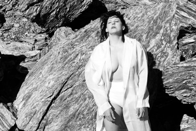 Aos 50 anos, Bárbara Paz surge de topless em ensaio fotográfico