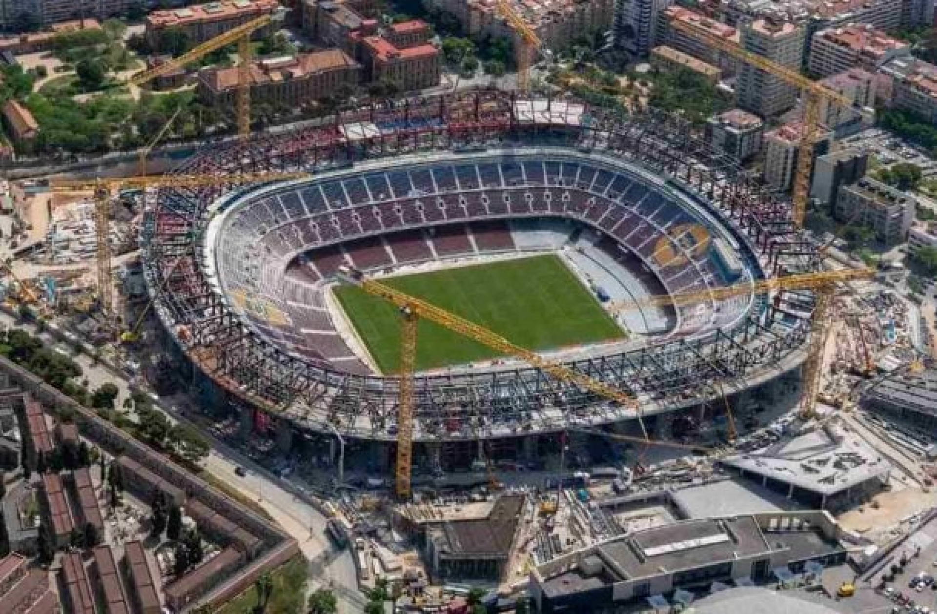 Barcelona adia retorno ao Camp Nou