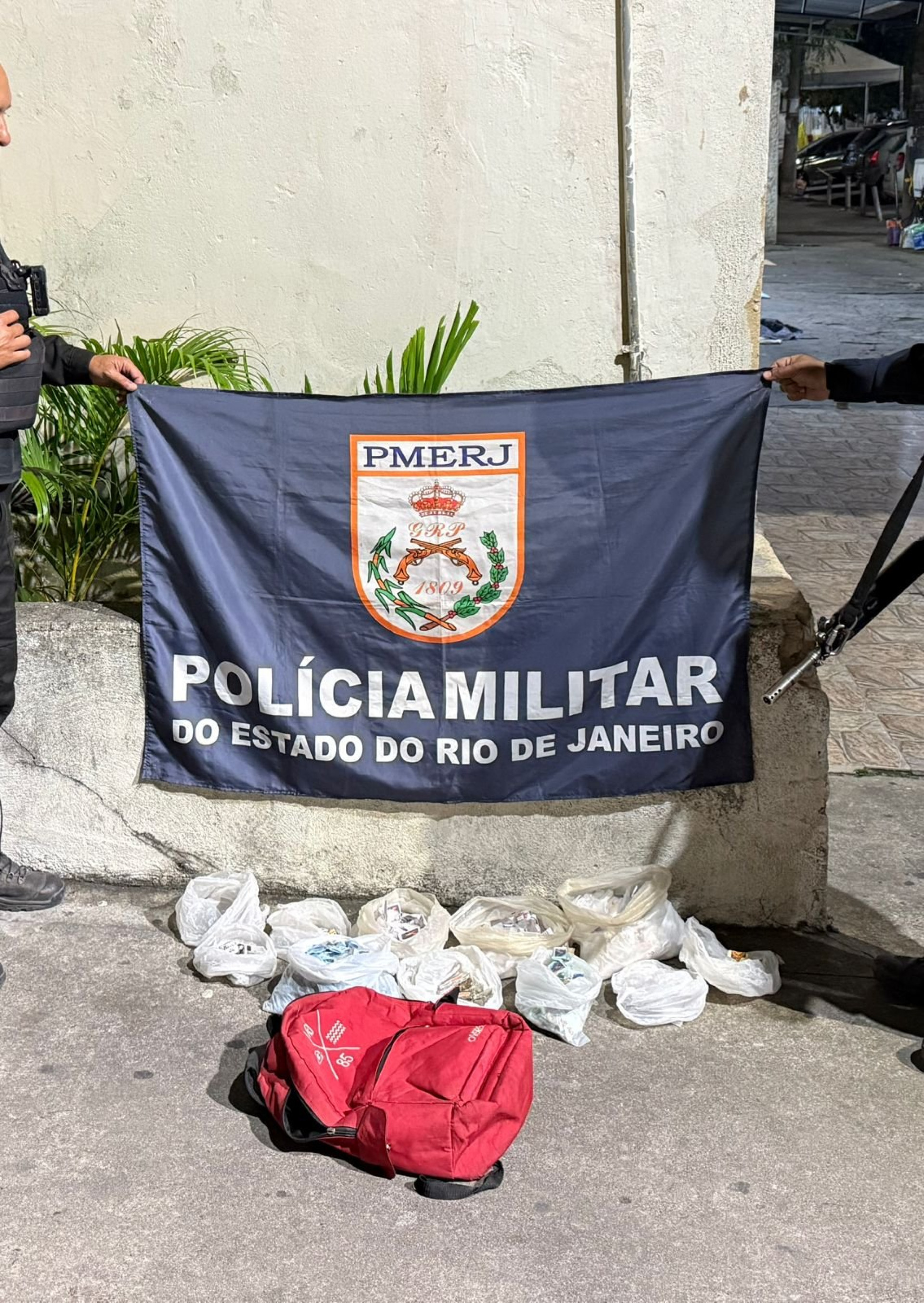 Drogas apreendidas com criminoso na Vila Kennedy - Reprodução