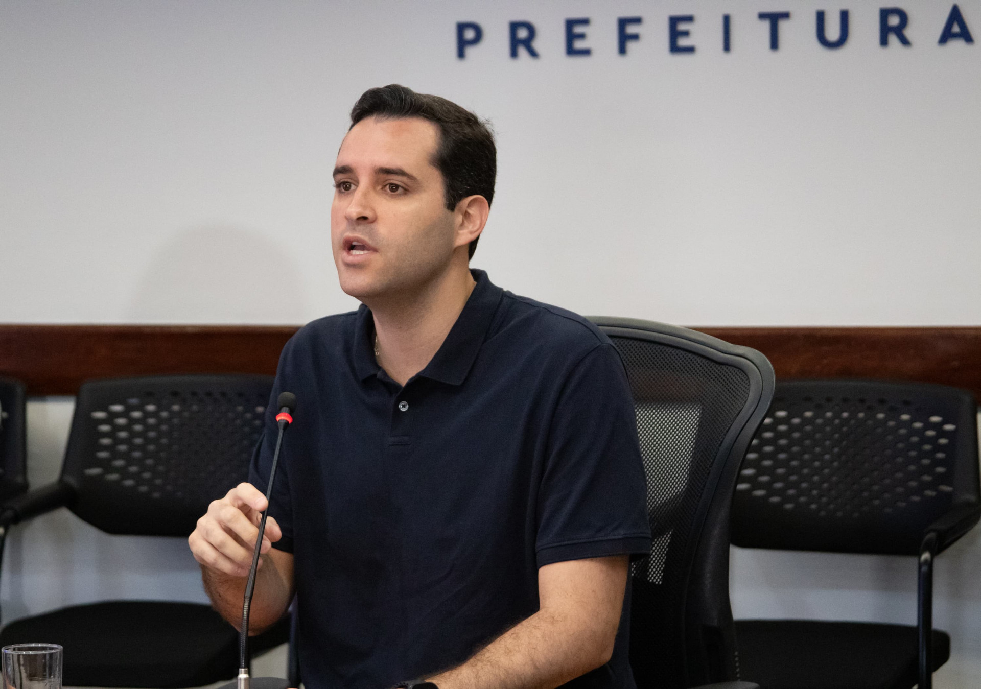 Vice-prefeito Eduardo Cavaliere, em coletiva de imprensa nesta sexta-feira (18) - Érica Martin / Agência O Dia