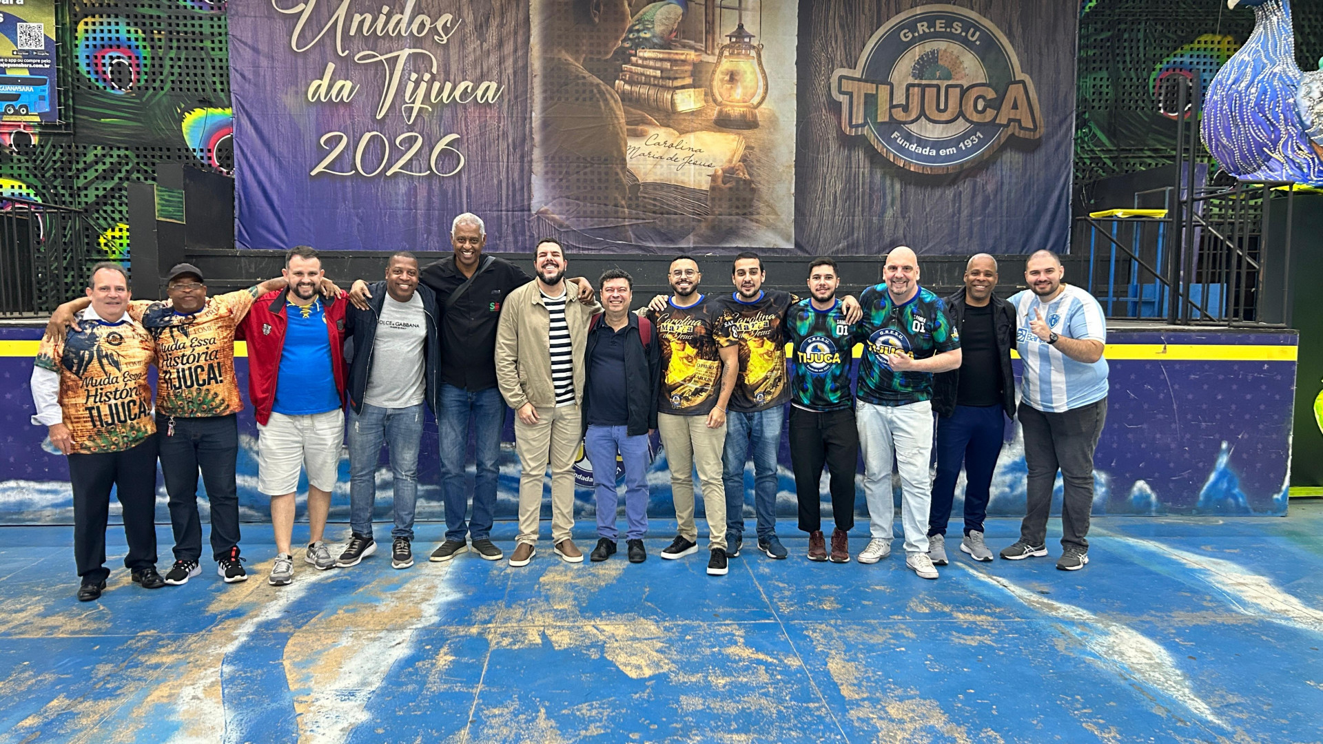 Compositores concorrentes posam após entrega dos sambas na Unidos da Tijuca - Miguel Silva / Divulgação