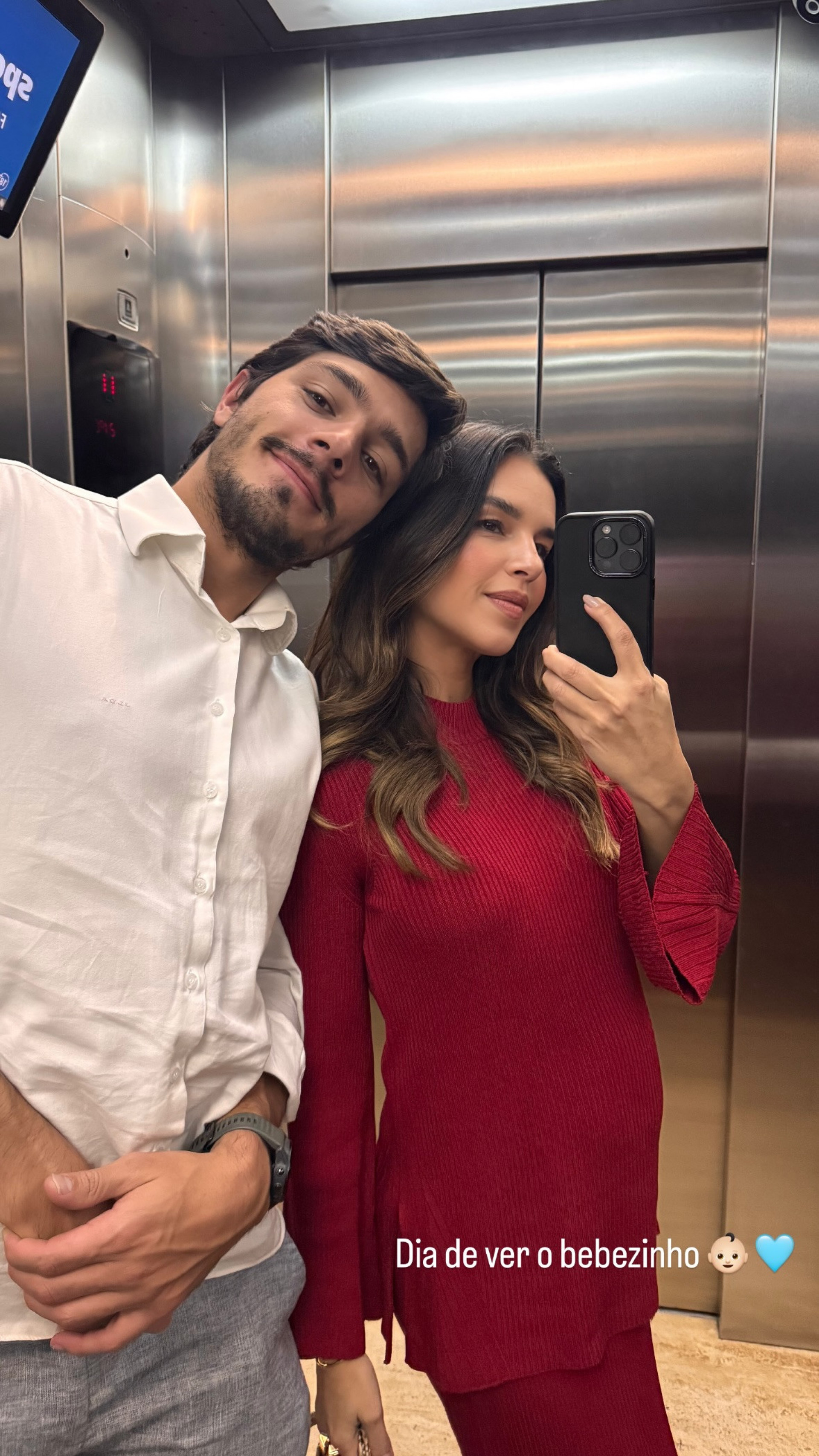 Ao lado do noivo, Mariana Rios exibiu a barriga da gravidez - Reprodução/Instagram