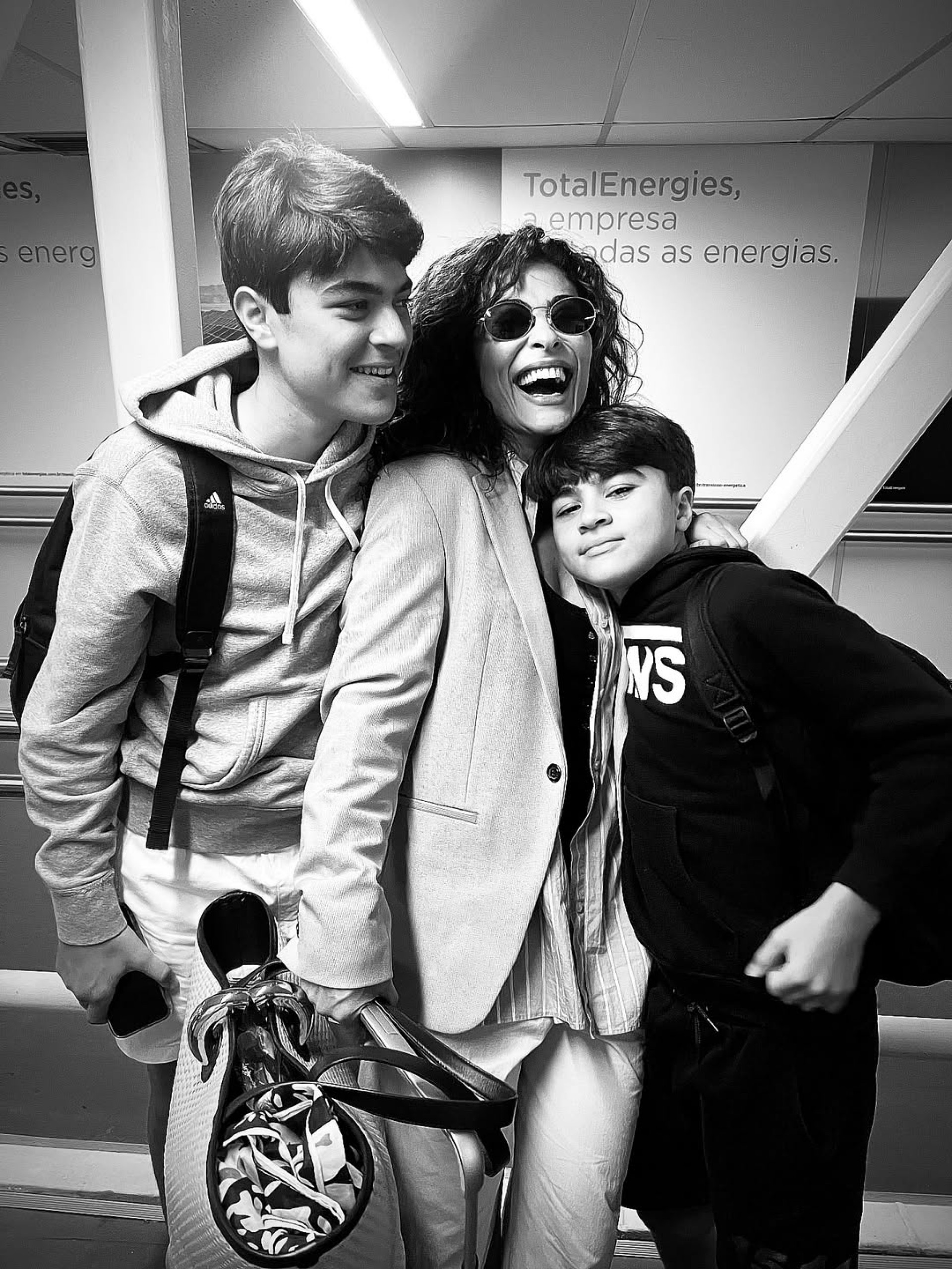 Juliana Paes posou no aeroporto com os filhos, Pedro e Antônio  - Reprodução/Instagram 