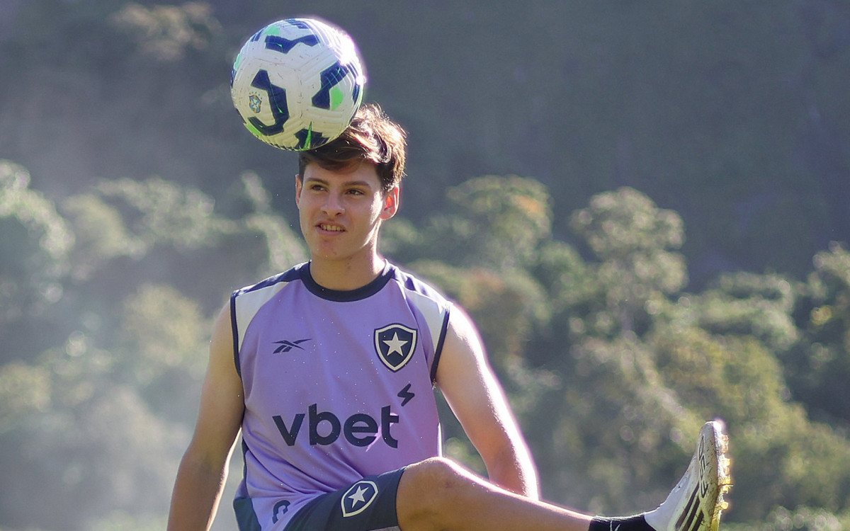 Álvaro Montoro tem feito boas partidas pelo Fogão e vai ganhar outra chance entre os titulares