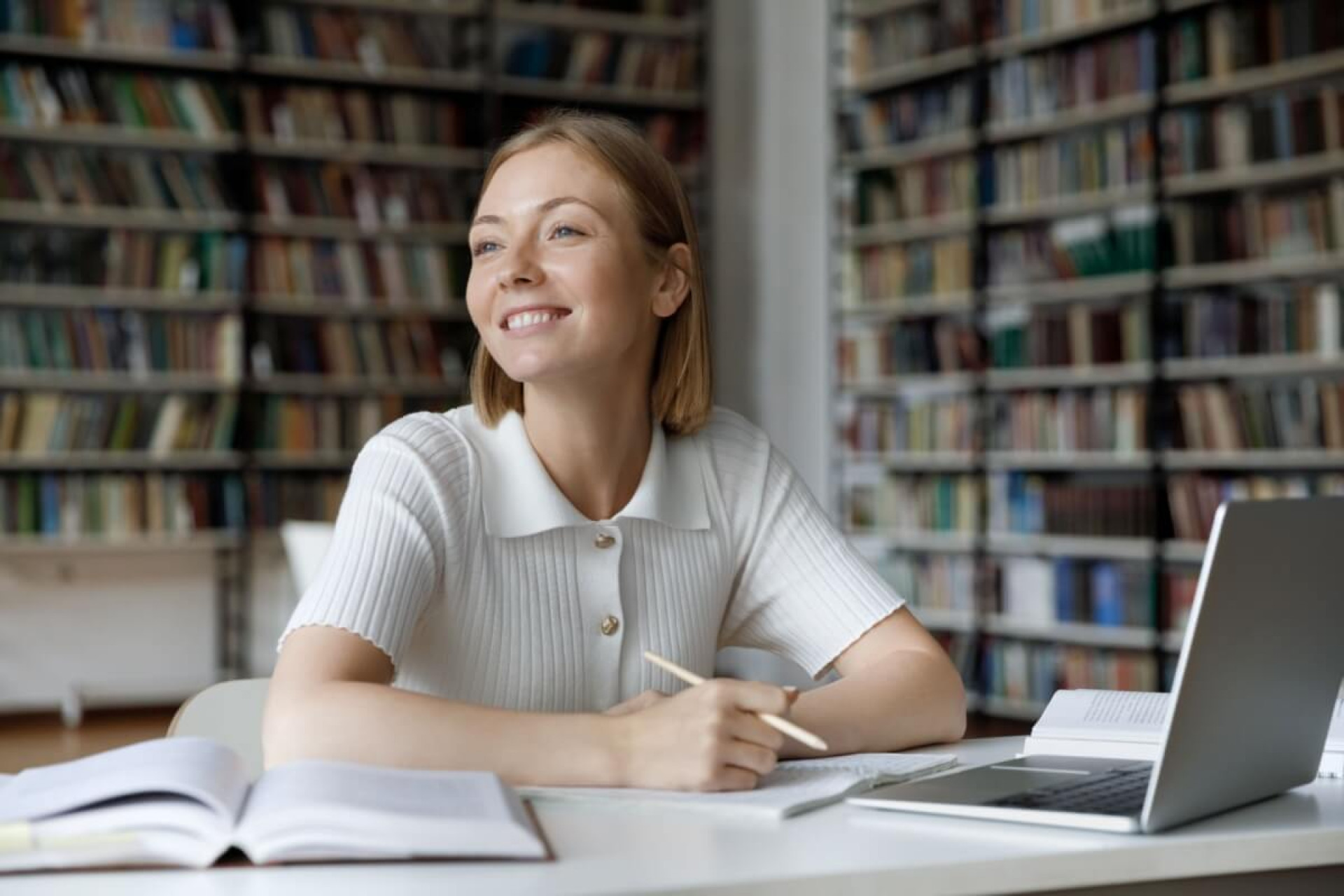 Aprender com estrat&eacute;gia faz toda a diferen&ccedil;a na hora da prova (Imagem: fizkes | Shutterstock)