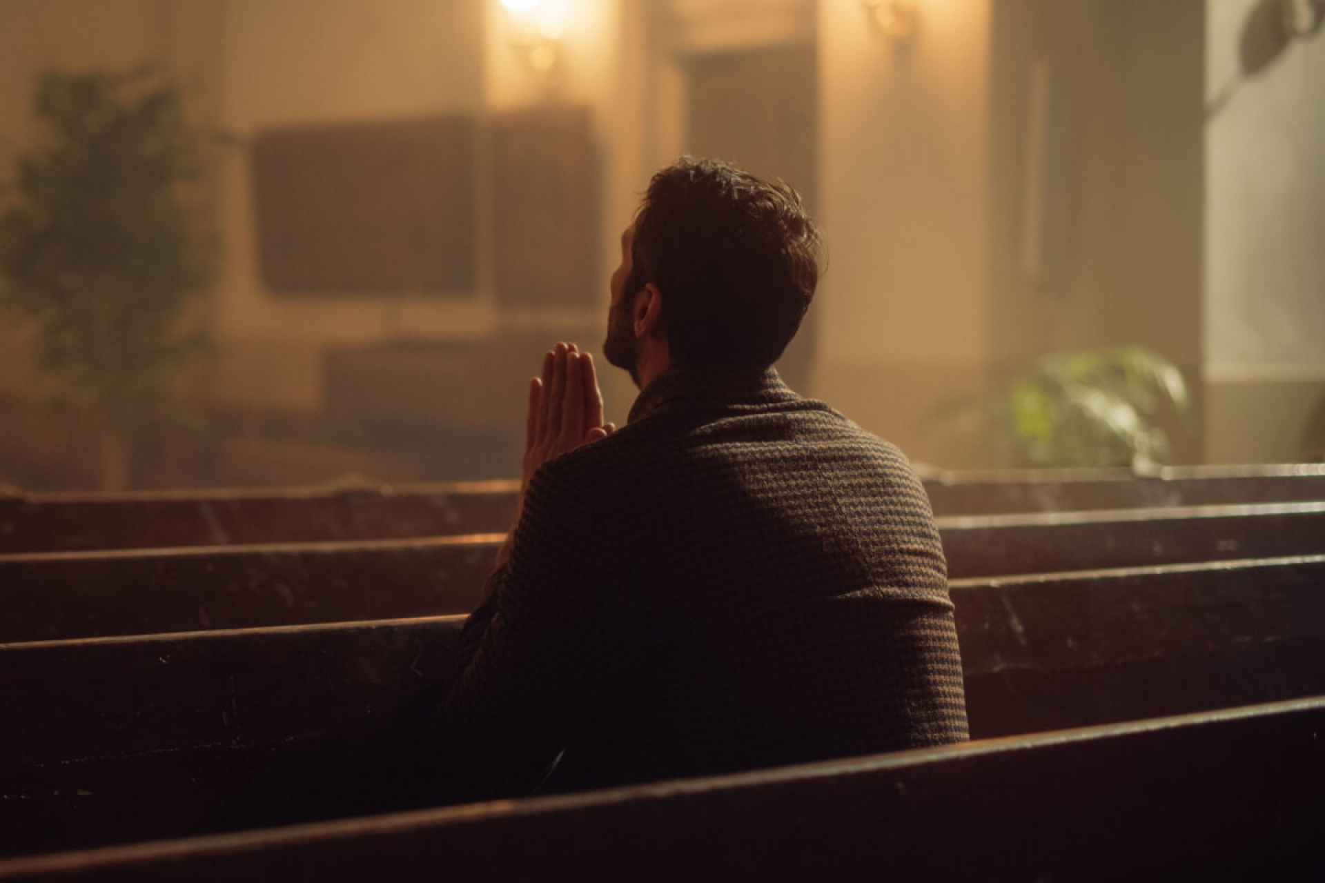 Ora&ccedil;&otilde;es por prote&ccedil;&atilde;o ajudam a iniciar a semana com paz, for&ccedil;a e sabedoria (Imagem: Gorodenkoff | Shutterstock)