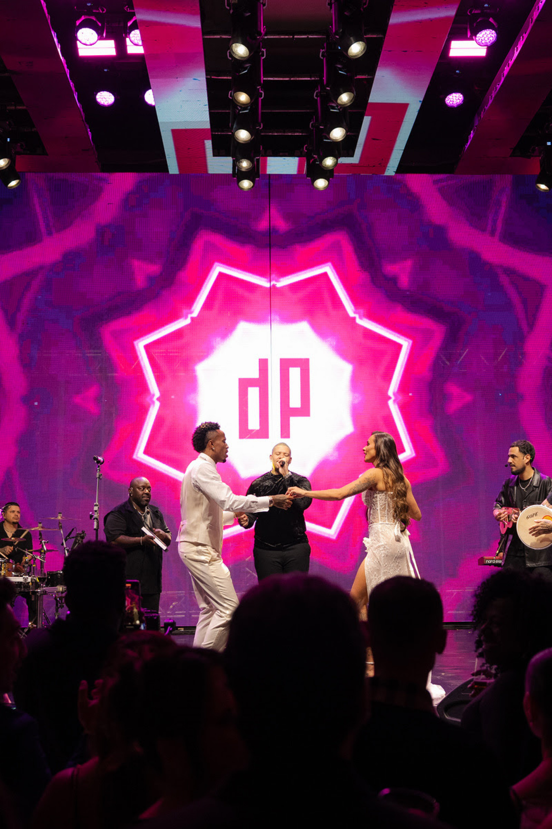 Éder Militão e Tainá Castro se divertem ao som do Grupo Di Propo?siTo
 - Divulgação / Gabriel Queiroz