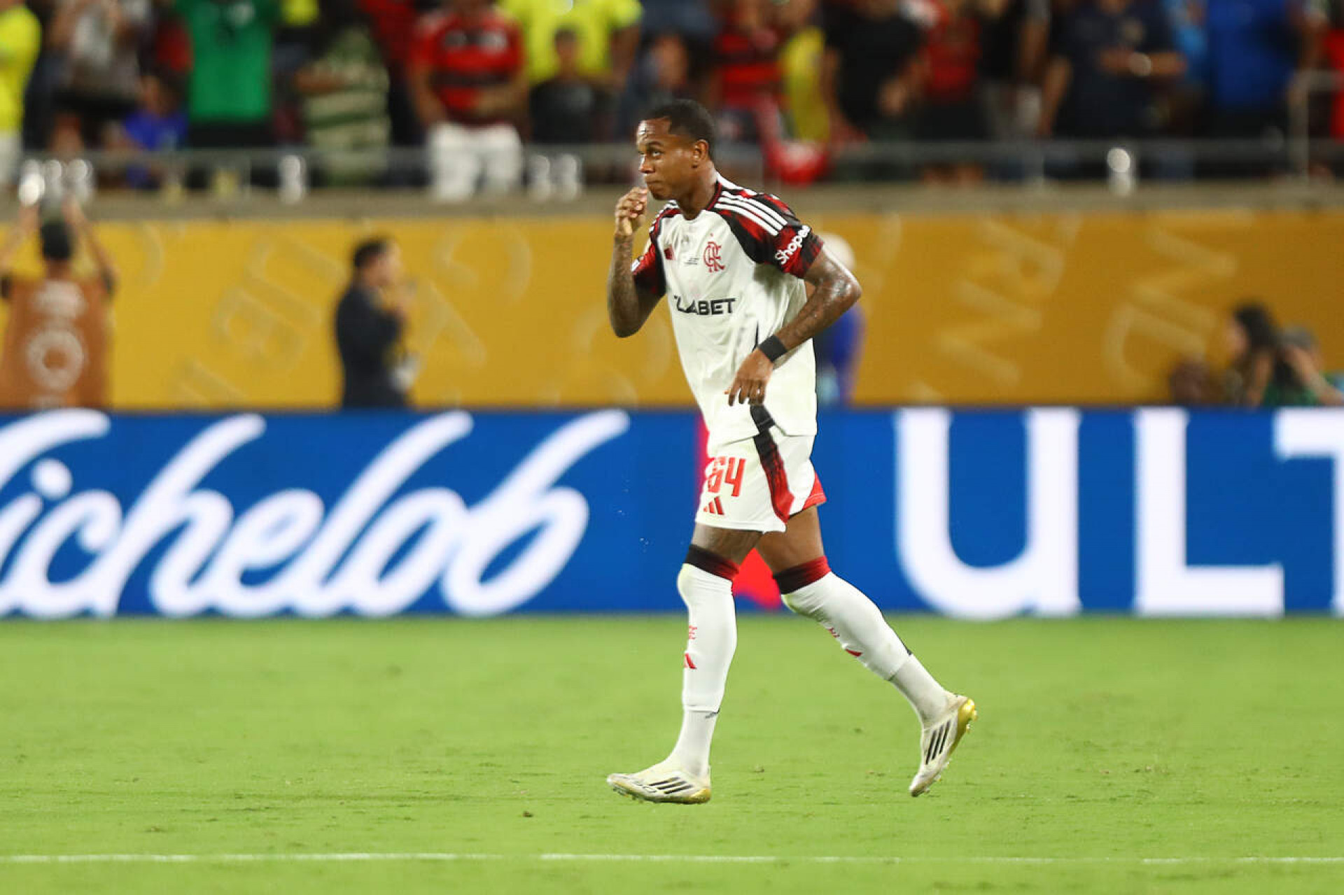 Valorizado! Flamengo aumenta sal&aacute;rio de Wallace Yan